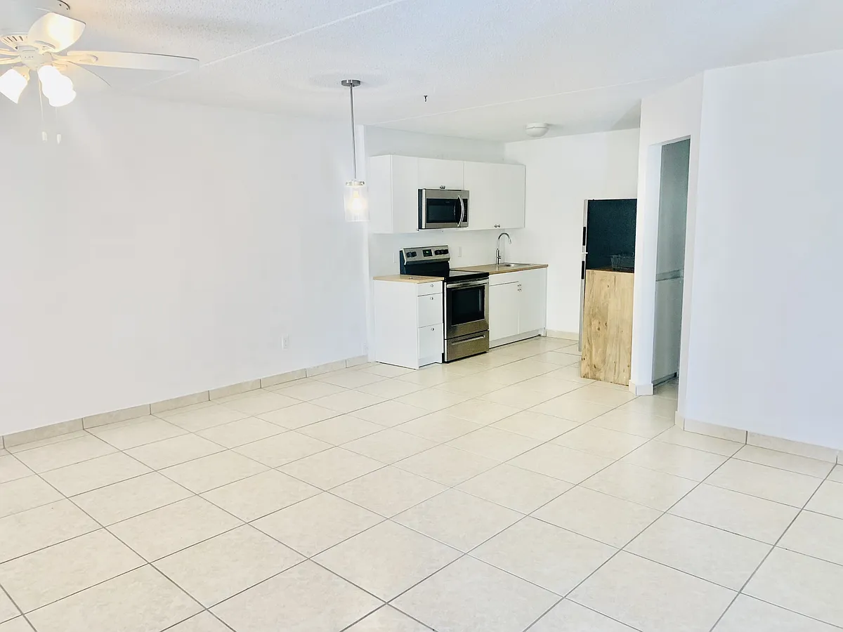 Building Photo - 826 Wiggins Pass Rd #201