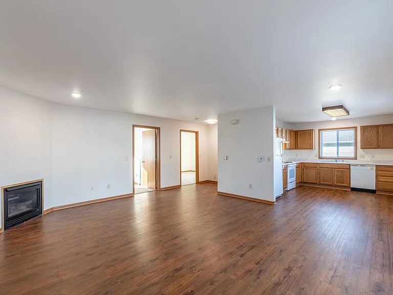 729 Van Es Pkwy — Photo 6