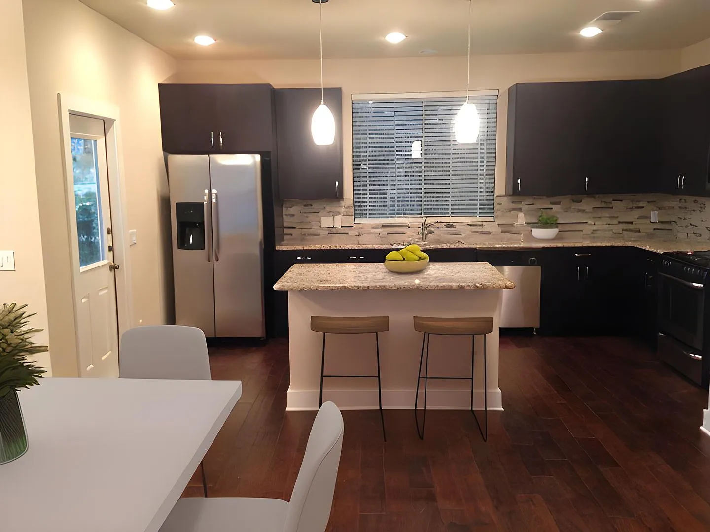 Ut Pre-Lease: 2013 Construction - 6 Bed / 3 Bath, Top Of The Line Finishes — Photo 2