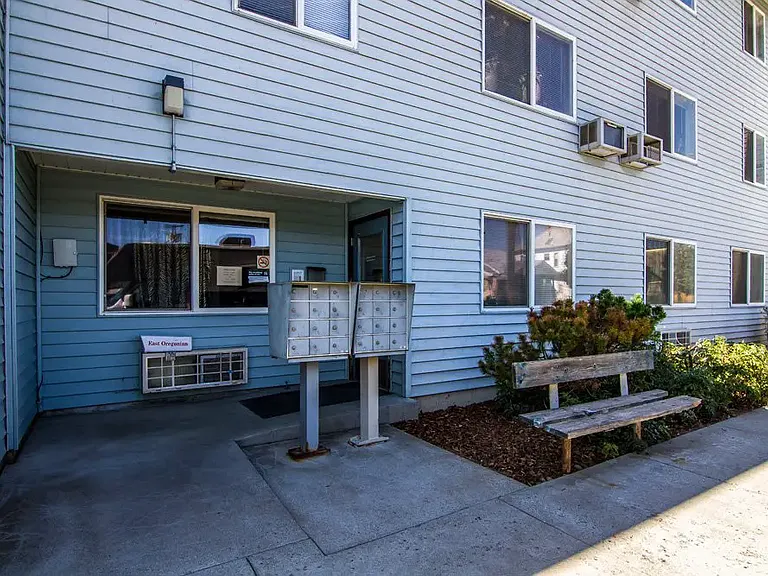 245 SW 5th St — Photo 6