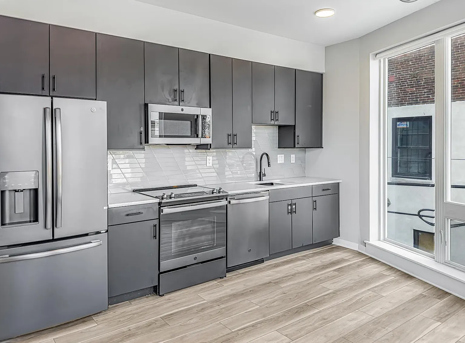 102 W Berks St — Photo 4