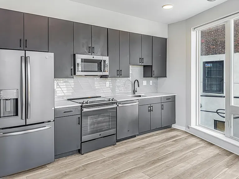 102 W Berks St — Photo 4