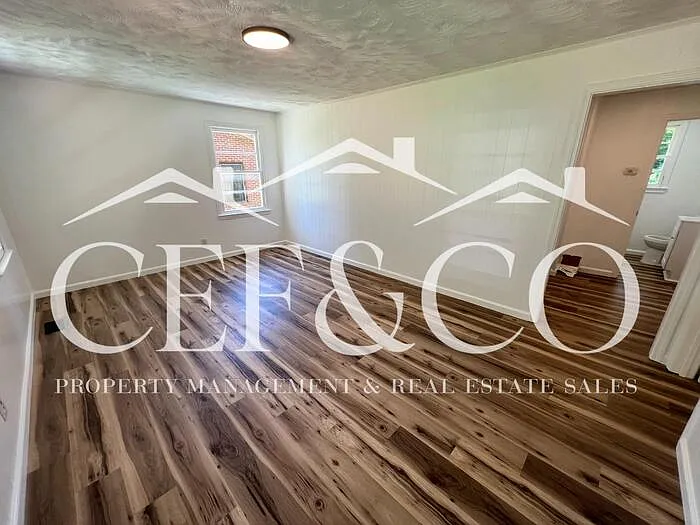 2 bed, 1.0 bath, 806 sqft, $895 — Photo 2