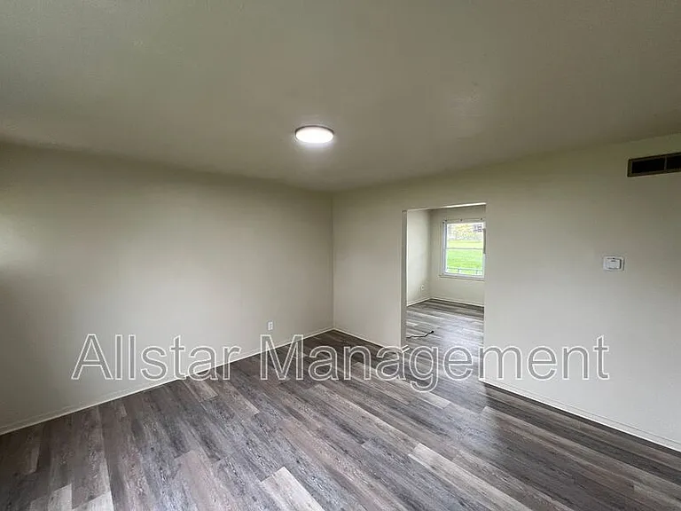 942 S Central Dr — Photo 4