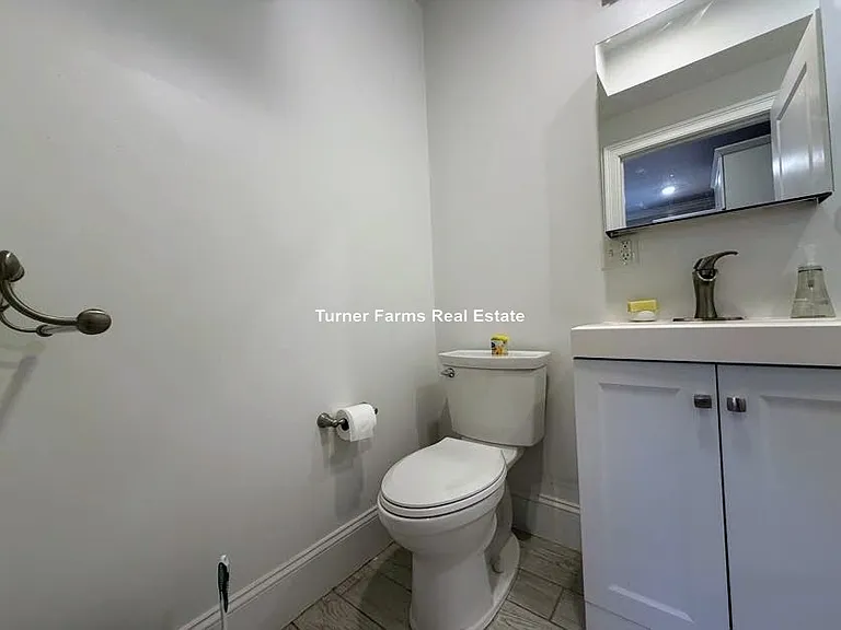 118 Holland St — Photo 17