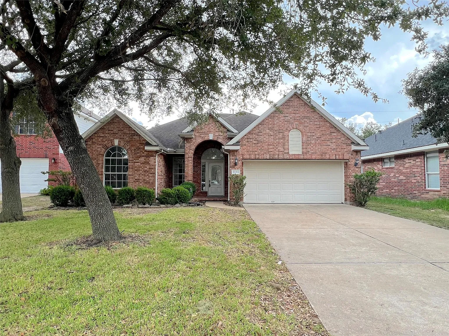 3 bed, 2.0 bath, 1896 sqft, $2,000 — Photo 1