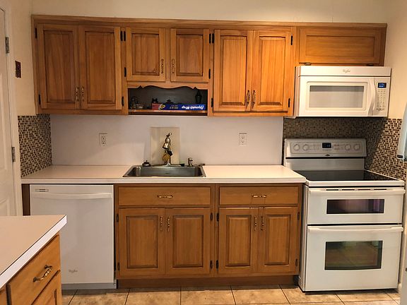 5th image of 824 Ibsen St