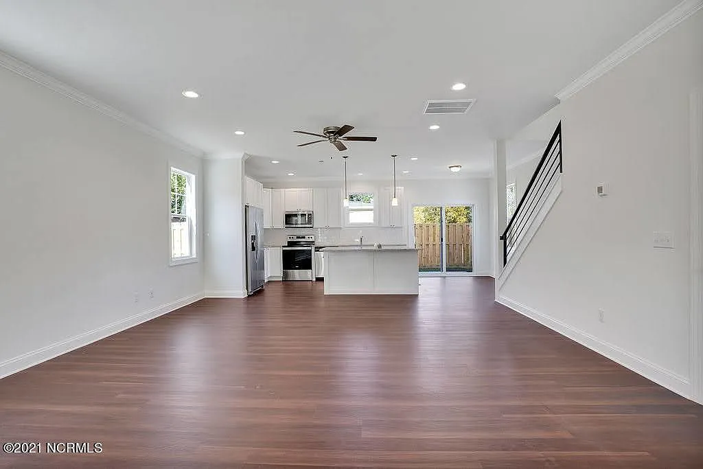 3 bed, 2.5 bath, 1500 sqft, $2,200 — Photo 4