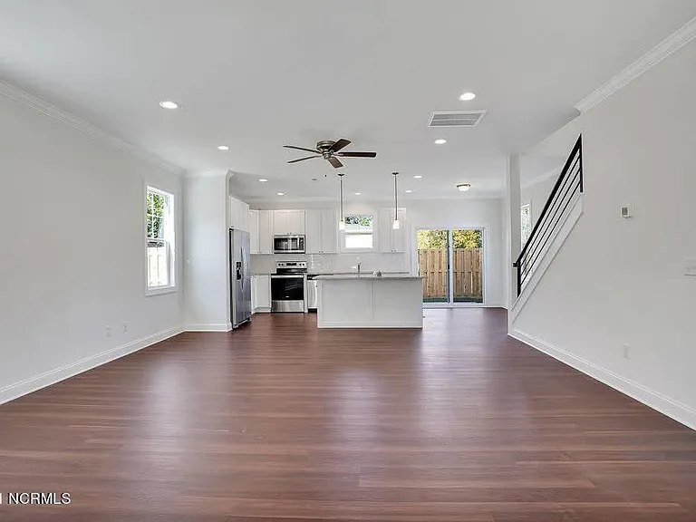 1007 Campbell St — Photo 4