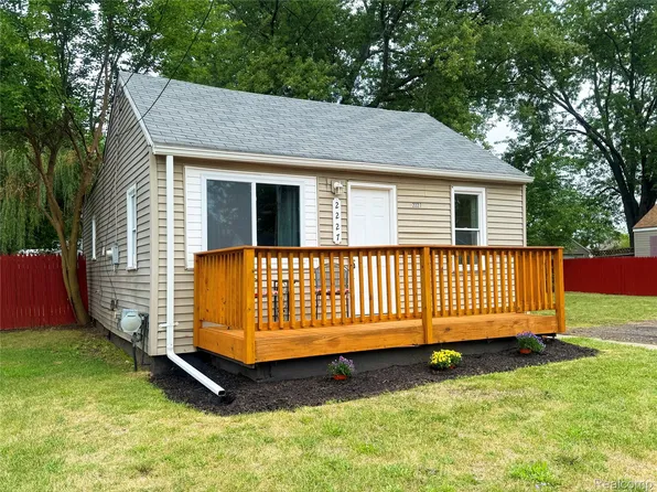 2227 E Boatfield Ave, Burton, MI 48529