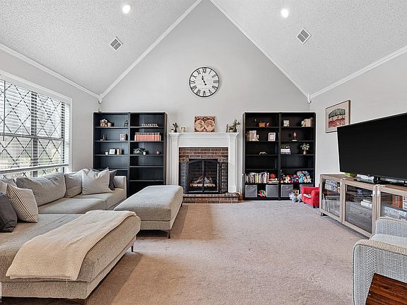 4th image of 702 Oak Hollow Ln