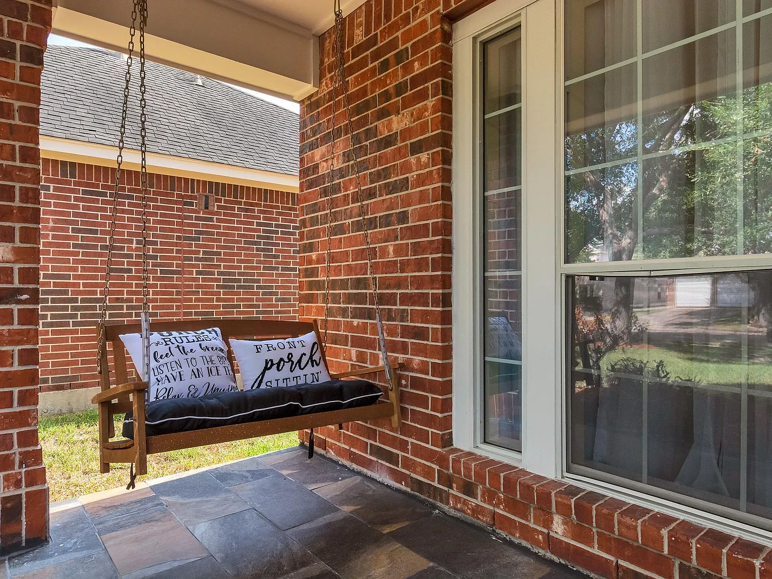 4 bed, 2.5 bath, 2496 sqft, $2,800 — Photo 2