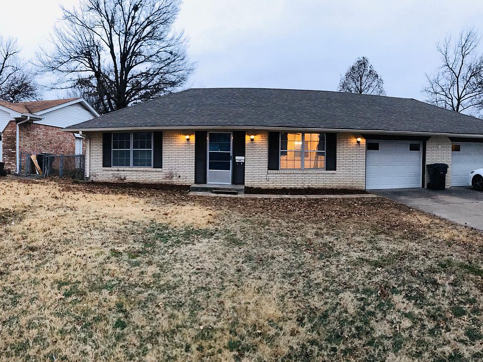 1st image of 401 E Woods Ln