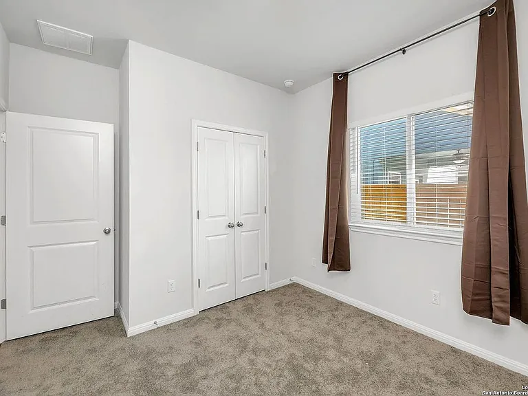 1121 Esplanade Pkwy — Photo 3