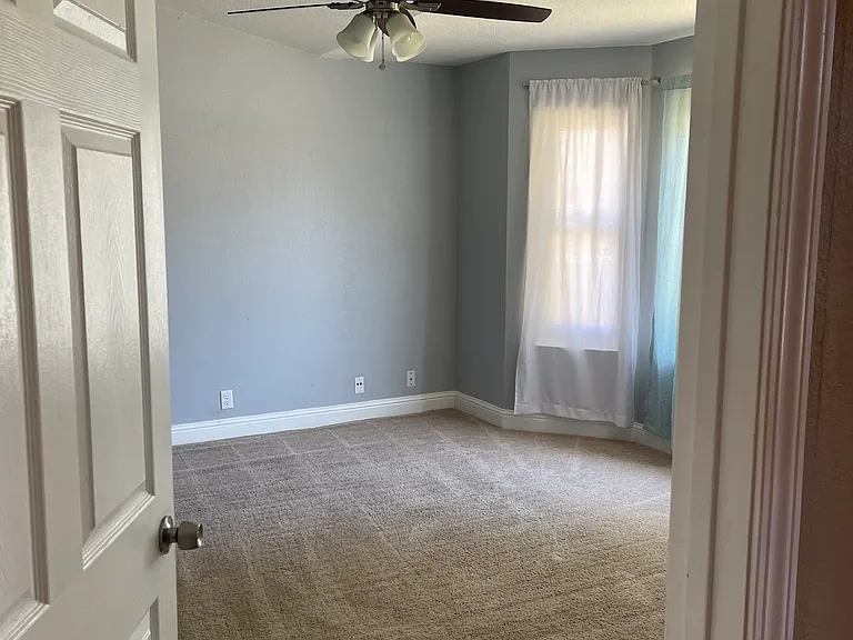 735 Rosewood Ln — Photo 4
