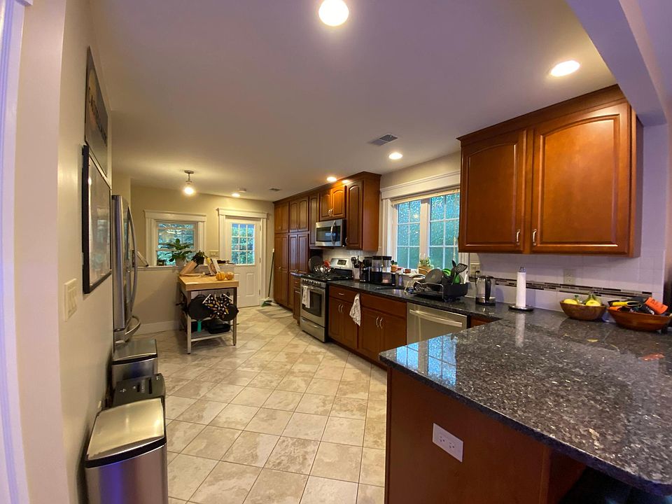 1st image of 8 Robbins Rd #2