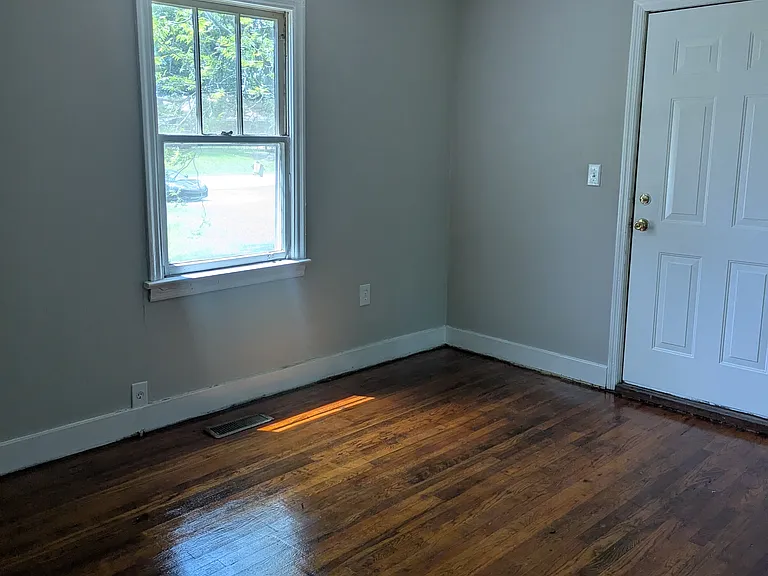 1920 Thomas Ln — Photo 3