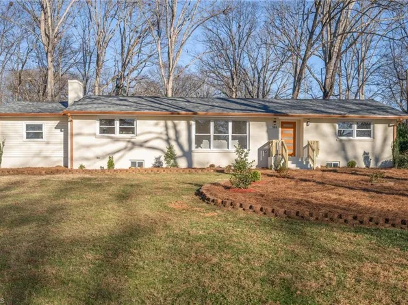 731 Quarterstaff Rd, Winston Salem, NC 27104