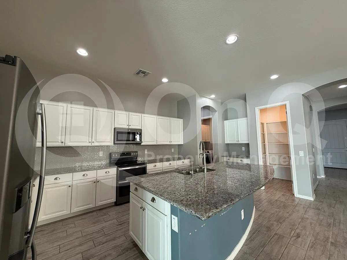 3 bed, 3.0 bath, 2246 sqft, $2,659 — Photo 3