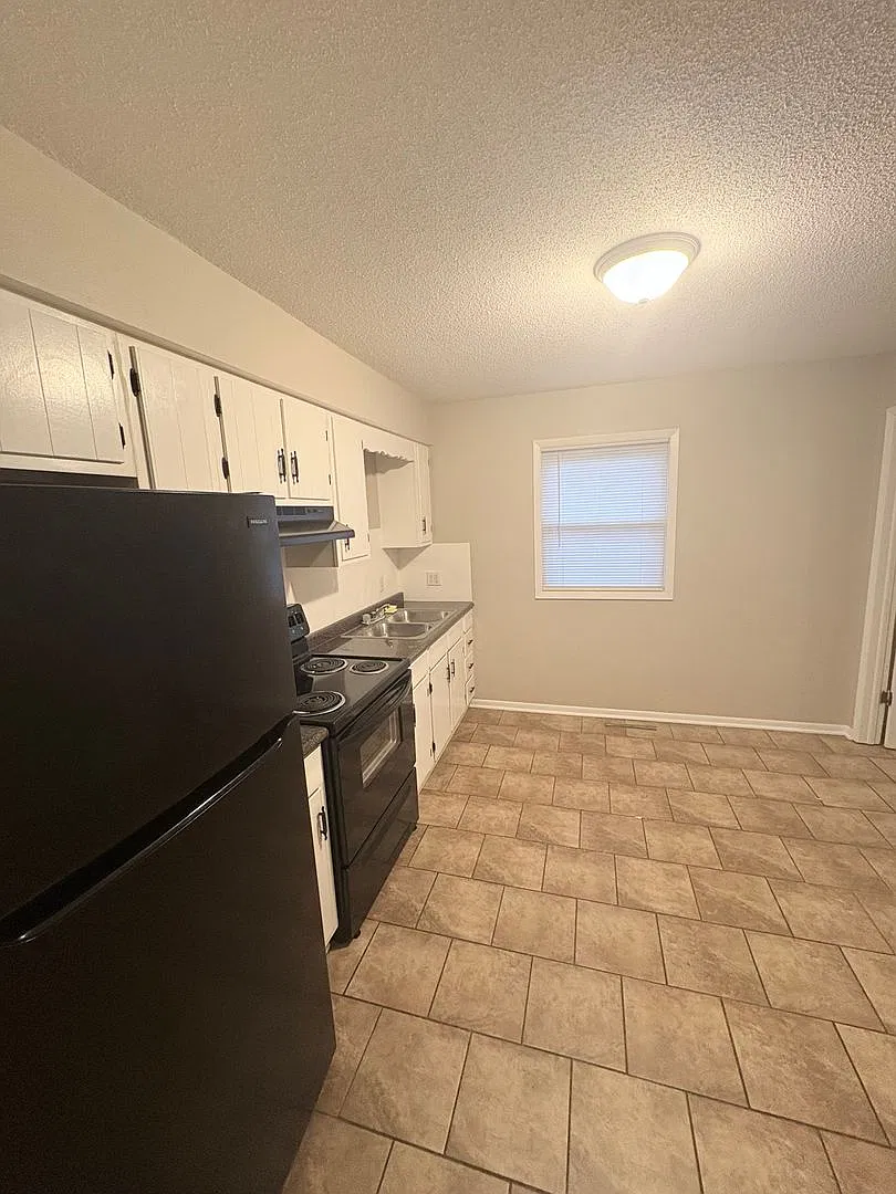 Simple home in East Springfield — Photo 4