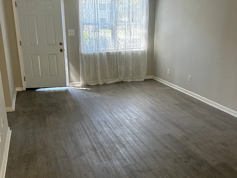 748 Elaine St — Photo 2