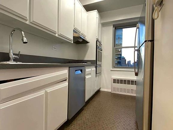 5th image of 250 E 63rd St Ph B