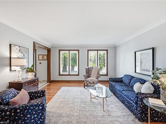 5th image of 24 Renfrew Dr