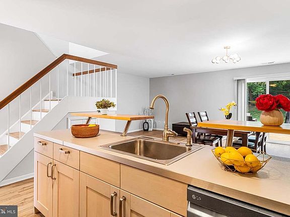 4th image of 994 Bancroft Pl