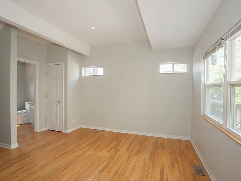 1901 W George St #COACH HOUSE — Photo 10