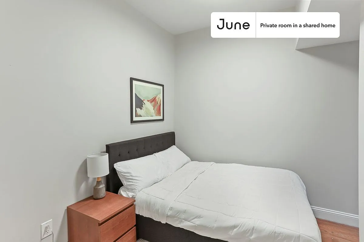 Full bedroom in 4 bed/1 bath home in Crown Heights #960 B — Photo 1