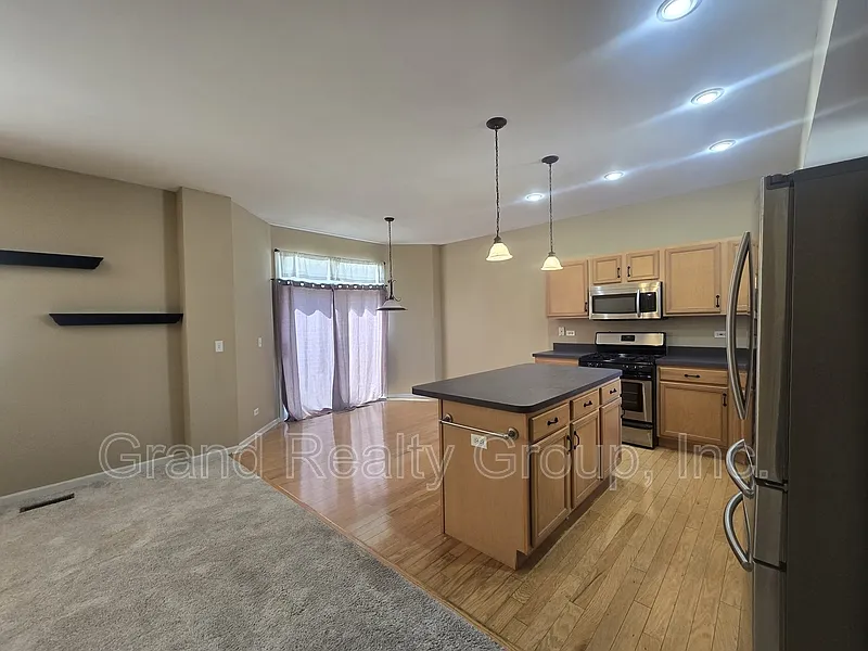 2 bed, 2.5 bath, 1570 sqft, $2,400 — Photo 4