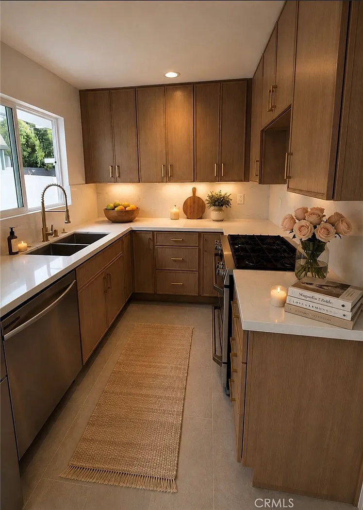 3 bed, 1200 sqft, $4,995 — Photo 4
