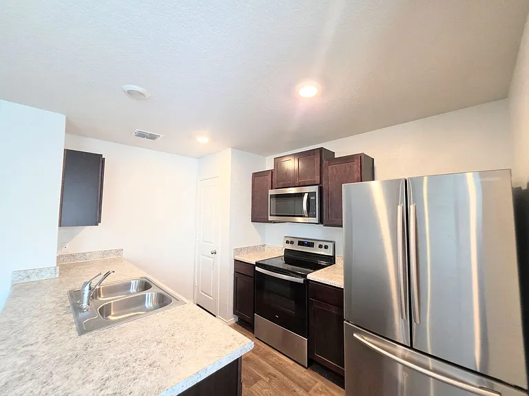 8006 Miranda Cyn — Photo 11