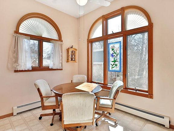 4th image of 672 Glenbrook Ave N