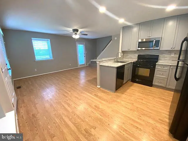 2 bed, 1.5 bath, 906 sqft, $2,300 — Photo 3