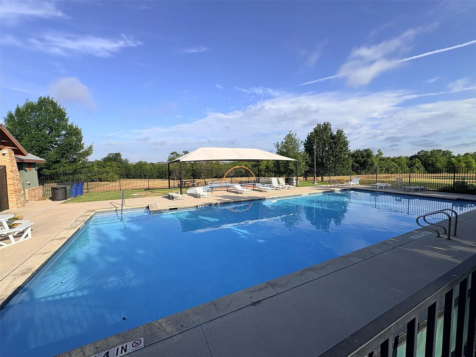 4 bed, 2.5 bath, 2768 sqft, $2,700 — Photo 2