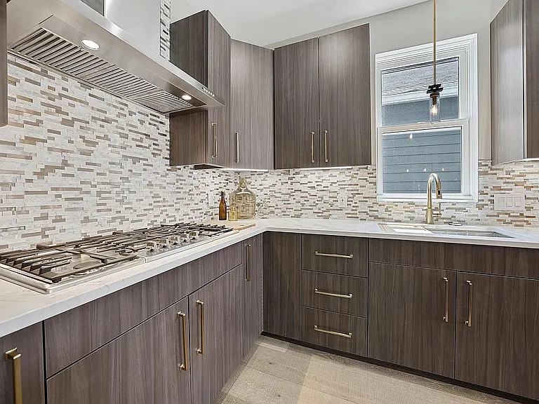 845 Summit St — Photo 16