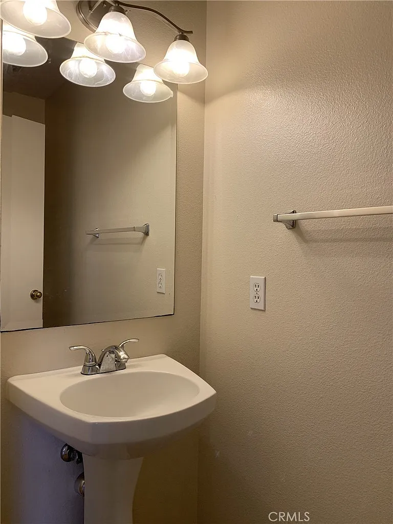 4 bed, 2.5 bath, 2043 sqft, $4,100 — Photo 3