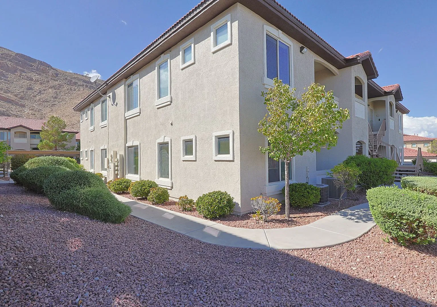 Modern Condo in Gated Community! — Photo 2