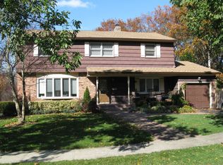 15 Elm Dr, Old Bethpage, NY 11804