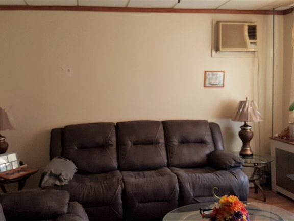 5th image of 442 Bramhall Ave