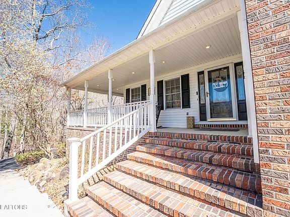 4th image of 396 Laurel Cir