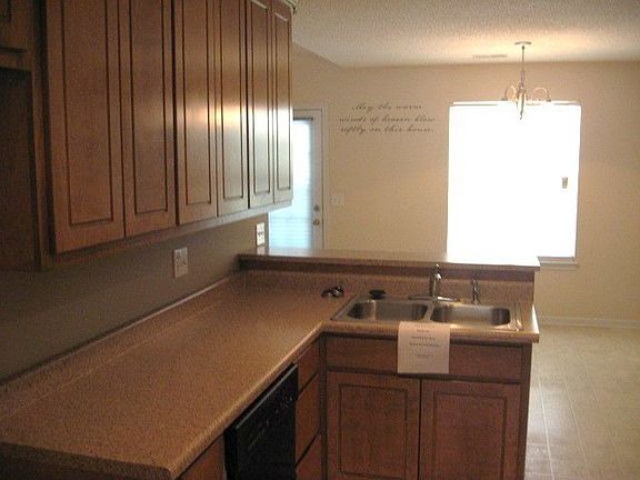Kitchen & Breakfast Area