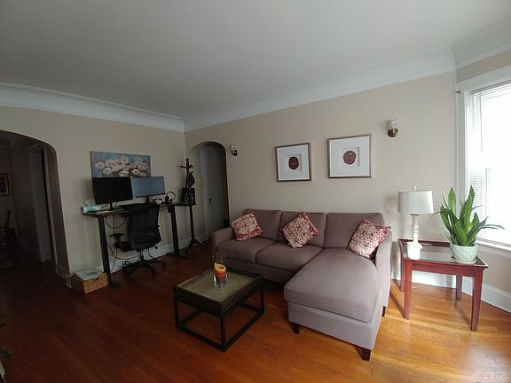2nd image of 1922 W Morse Ave APT 1S