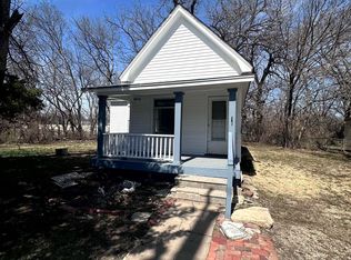 1018 SW 22nd St, Topeka, KS 66611