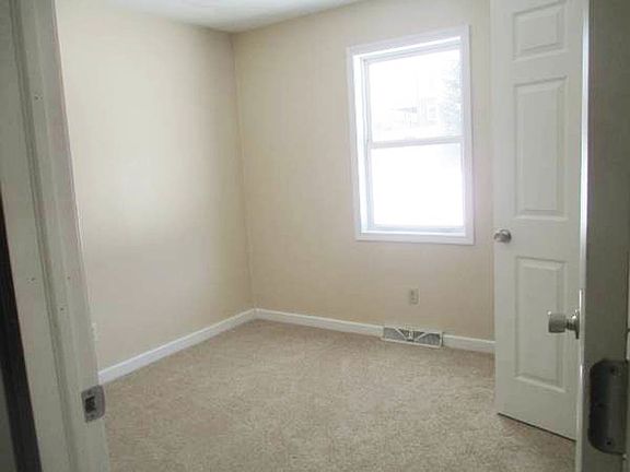 4th image of 1470 Montrose Tpke