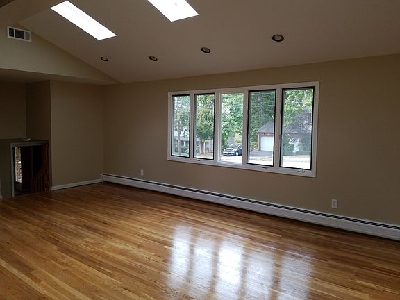 3rd image of 15 Cullen Dr