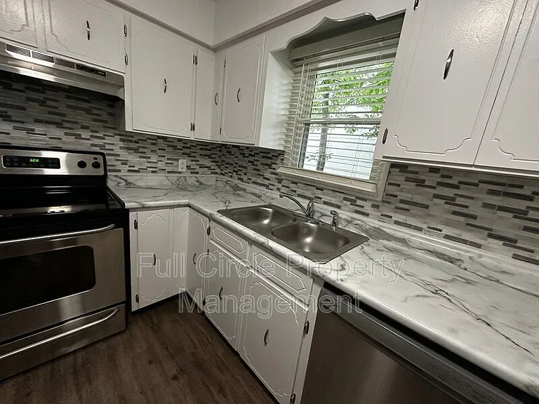 6455 Pacific St — Photo 10