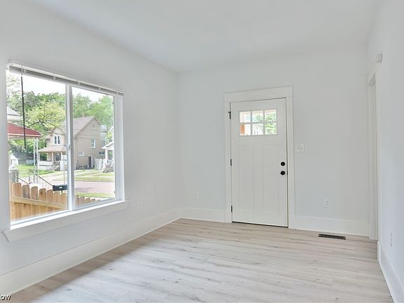 5th image of 715 Bonnie Brae Ave SE