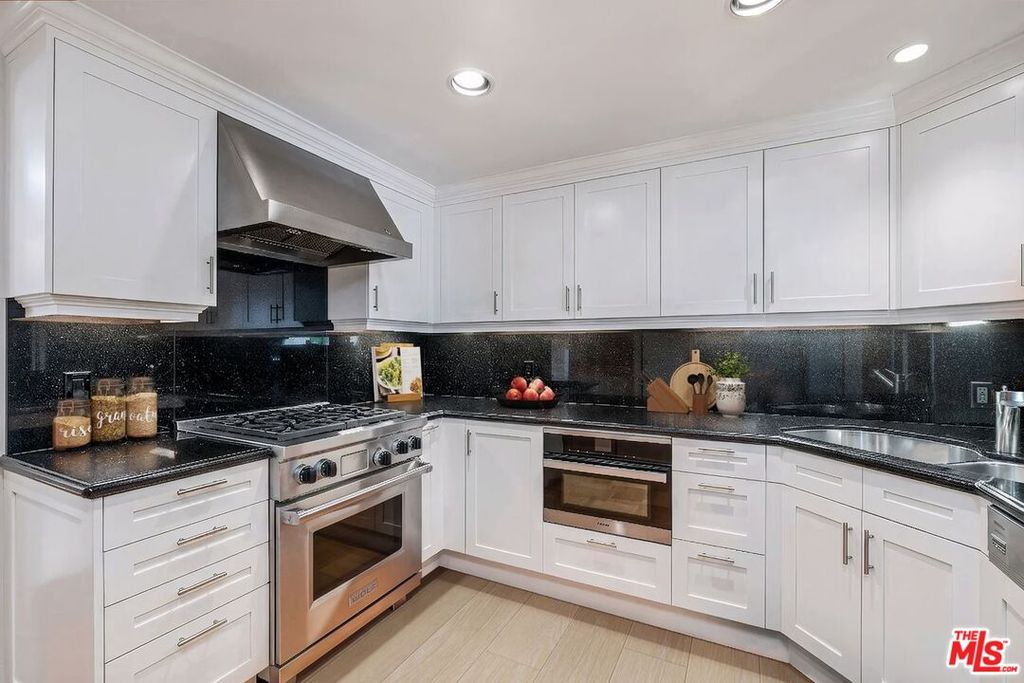 2792 Bottlebrush Dr, Los Angeles, CA - View 4